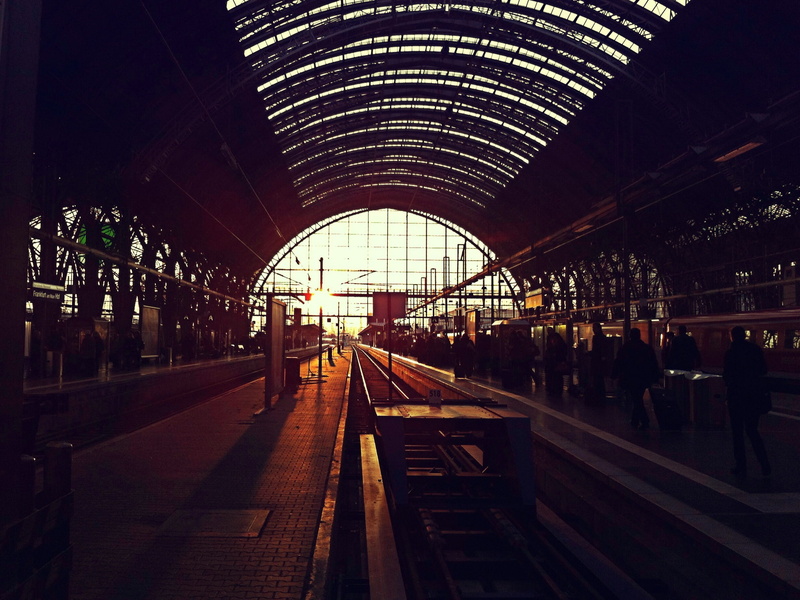 sun, ceiling, rail transportation, railroad station, transportation, frankfurt hauptbahnhof, large group of people, 1080P, frankfurt am main, built structure