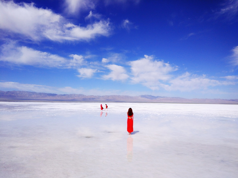 tranquil scene, open, beach, men, red, water, habitat sky, outdoors, chaka, 4K, two people, land, real people, cloud - sky, nature, field, beauty in nature