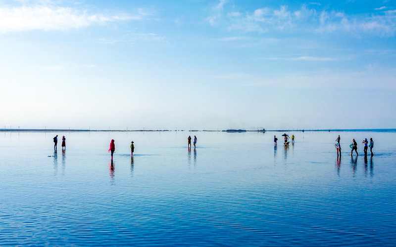 land, salt, water, leisure activity, sport, outdoors, sky, men, nature, group of people, lake, skyline, tea, enjoyment, qinghai, blue, reflection, real people