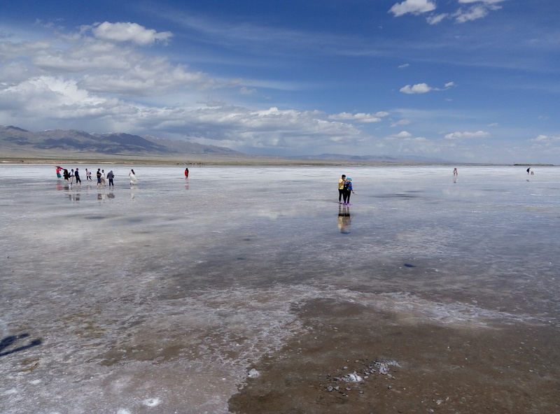 outdoors, leisure activity, holiday, qinghai, land, real people, vacations, caka salt lake, large group of people, water, trip, cloud - sky, lifestyles