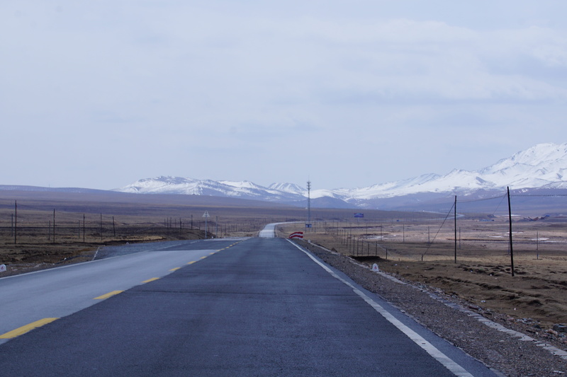 cold temperature, white cloud, nature, highway, snowcapped mountain, diminishing perspective, no people, sign, day, road, outdoors, mountain range, sky