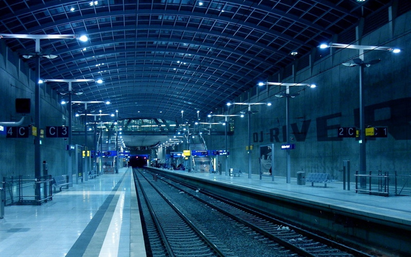 1080P, train station
