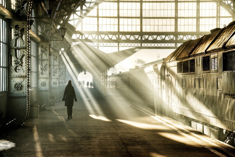 walking, real people, rail transportation, mode of transportation, lifestyles, 1080P, transportation, motion, steel, outdoors, public transportation, full length