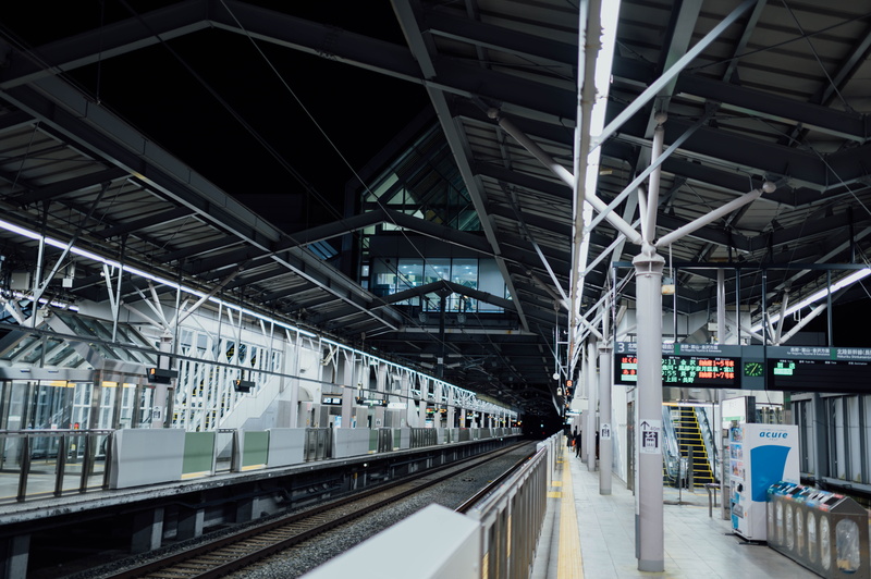 5K, roof beam, mode of transportation, ceiling, transportation, handrail, train, railway, metal, neighborhood, human, person, station, day, train track