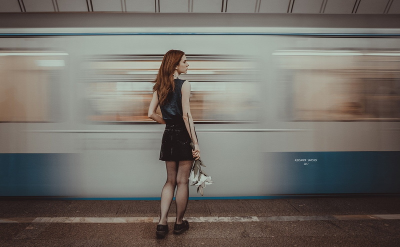 blurred motion, metro, casual clothing, train - vehicle, real people, standing, rail transportation, railroad station platform, transportation, full length