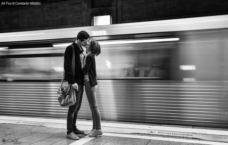 blurred motion, full length, standing, train, couple, kissing, architecture, railroad station, metal, public transportation, travel, train - vehicle, 1080P
