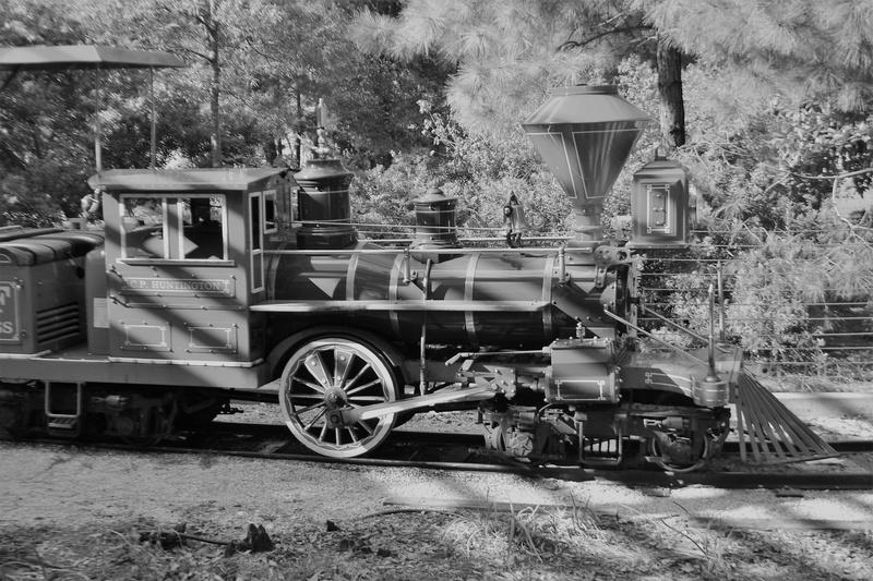 sdf, brass, architecture, day, white, heavy, black, cast iron, land, blizzard lights, damaged, accelerator, power, wheel, steam, black and white, railroad