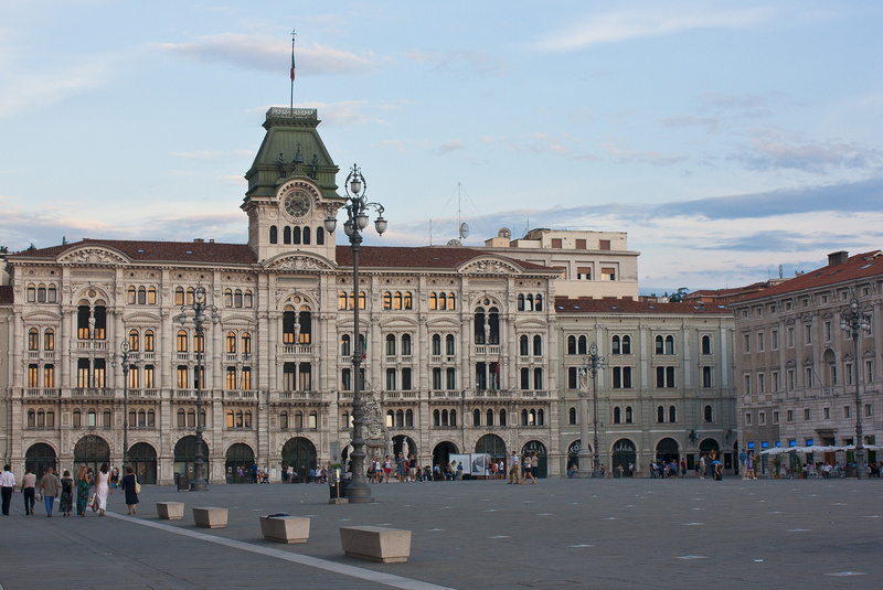 history, building, architecture, tourism, built structure, the past, crowd, incidental people, travel, outdoors, city, town hall, italy, day, piazza, travel destinations