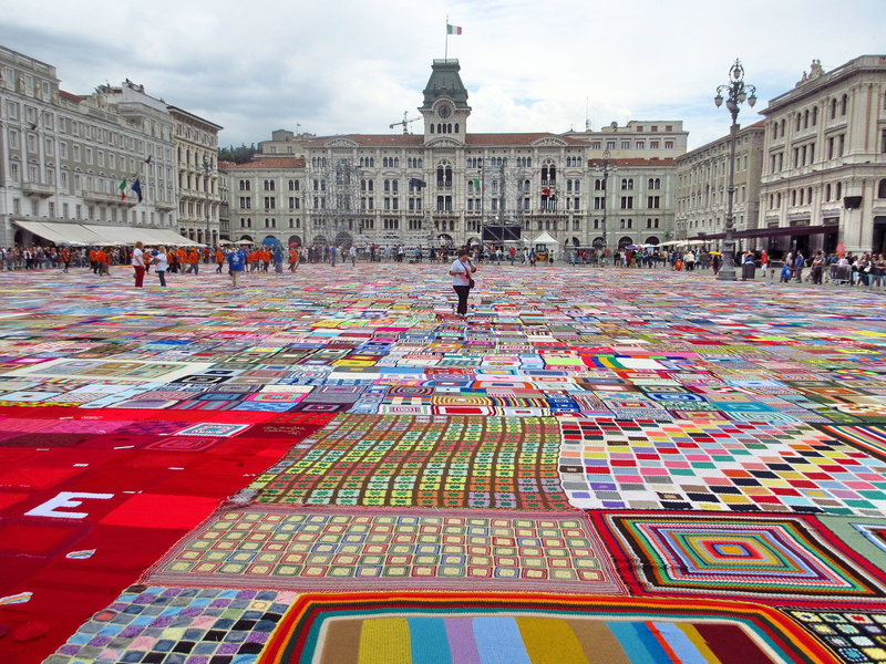 travel, group of people, handmade, incidental people, building exterior, Carpet, outdoors, built structure, men, people, Europe, Italy, town square, 4K