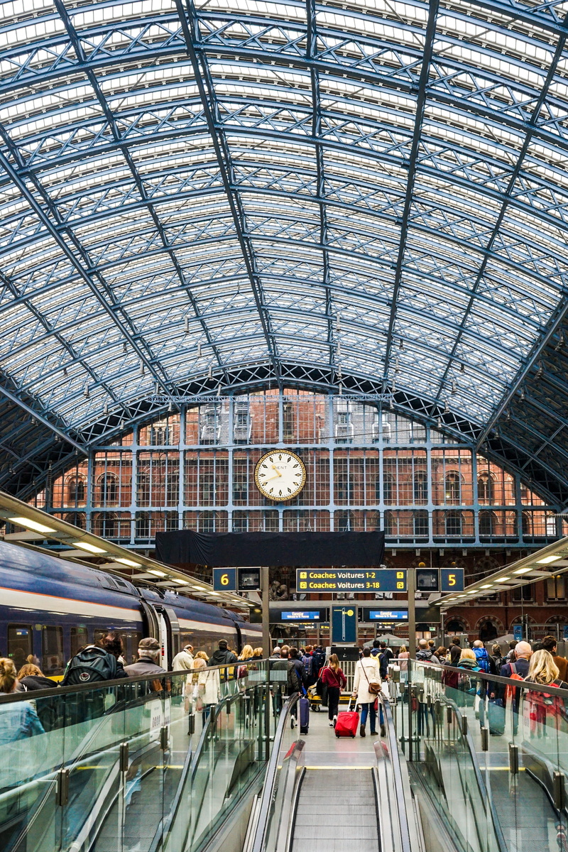 day, built structure, 4K, indoors, modern, group of people, incidental people, adult, men, eurostar, travel, architecture, real people, mode of transportation