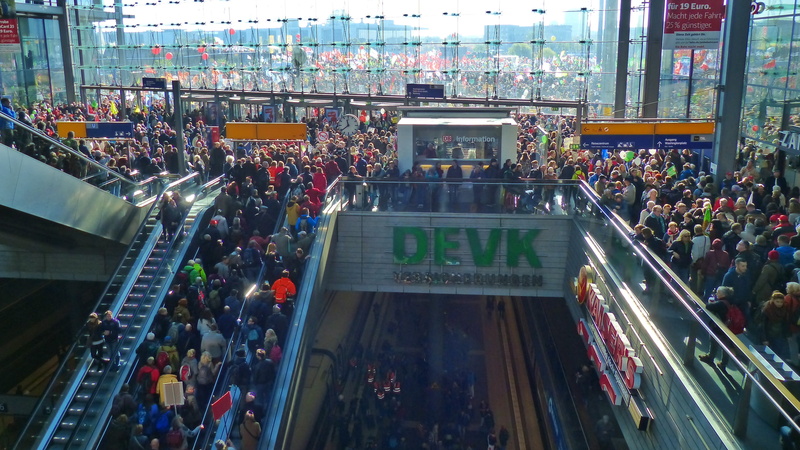 railway station, leisure activity, building exterior, lifestyles, adult, transportation, crowd, show me, group of people, high angle view, people, built structure