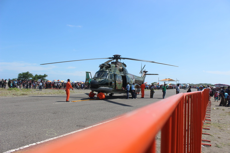 real people, air show, men, air vehicle, people, crowd, group of people, nature, outdoors, blue, yogyakarta, helicopter, jogja air show, transportation