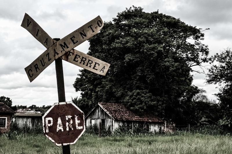 architecture, field, train, text, via frrea, nature, grass, sign, 4K, no people, cabin, cabana, land, plant, outdoors, trem, information, abandonada, house