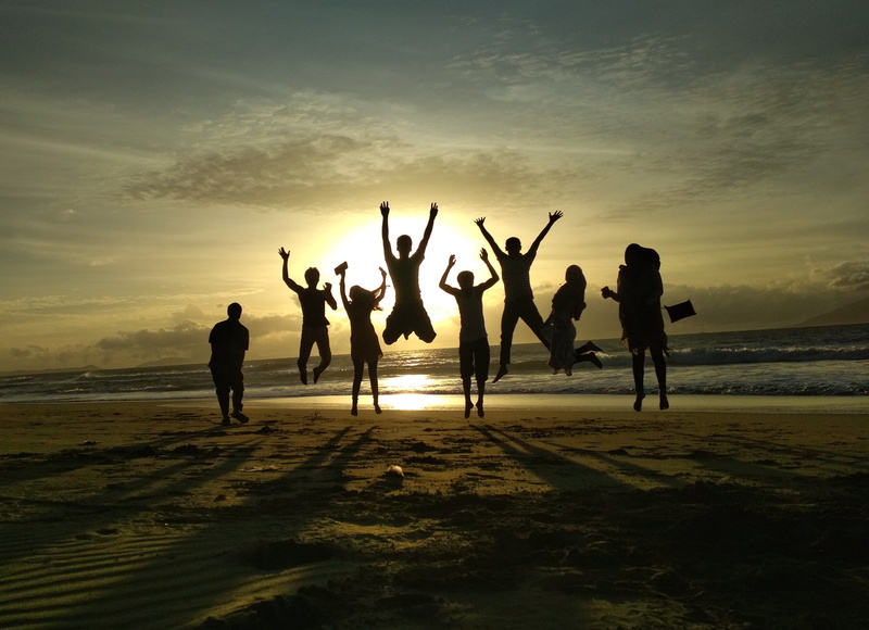 sea, real people, sky, happy, leisure activity, water, beach, women, group of people, men, human arm, 2K, friends, sunset, lifestyles, people, outdoors