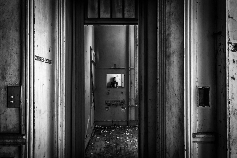 old, dirty, deterioration, abandoned, dark, entrance, weathered, day, mirror, vintage, black and white, room, man, damaged, building, retro, window, decay