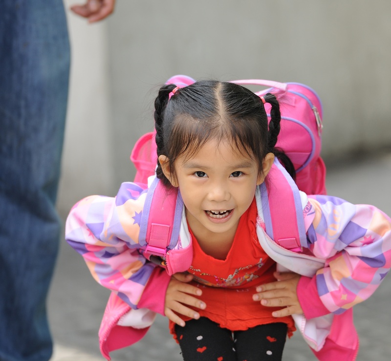real people, chinese, leisure activity, emotion, women, cute, front view, pupils, smiling, outdoors, happiness, lifestyles, 2K, child, innocence, portrait