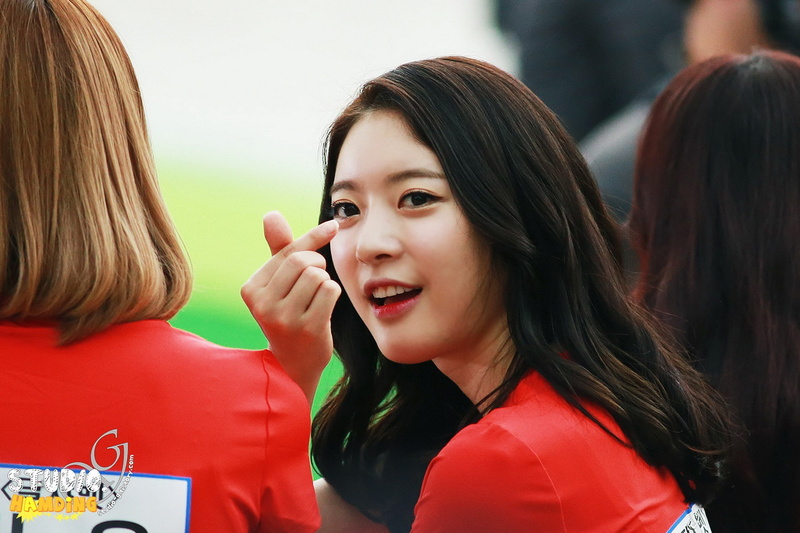 two people, smiling, adult, talking, portrait, happiness, women, young adult, dal shabet, mother, daughter, wireless technology, young women, sitting, females