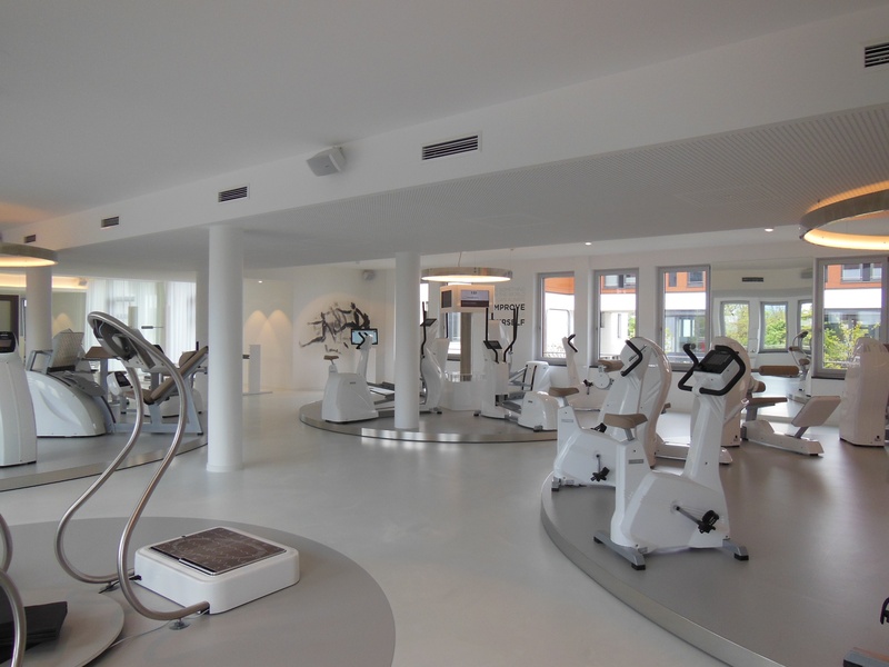 ceiling, large group of objects, white color, business, window, furniture, hospital, exclusive fitnesseinrichtung, plate, indoors, luxury, endurance training