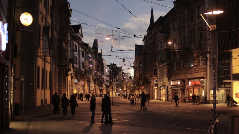 lighting equipment, electricity, real people, built structure, large group of people, walking, crowd, 2K, city life, building exterior, transportation