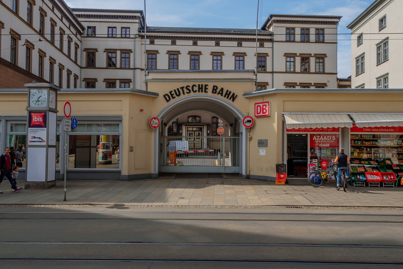 transportation, footpath, building, lifestyles, erfurt, people, women, real people, store, group of people, house, day, built structure, 5K, architecture