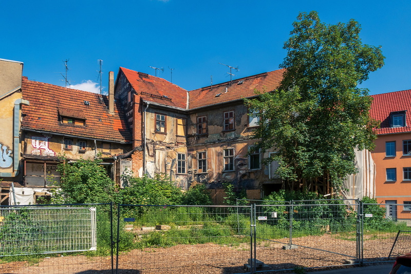sky, boundary, blue, day, fence, ruin, 5K, barrier, renovate, thuringia germany, outdoors, building, residential district, site, building exterior, clear sky