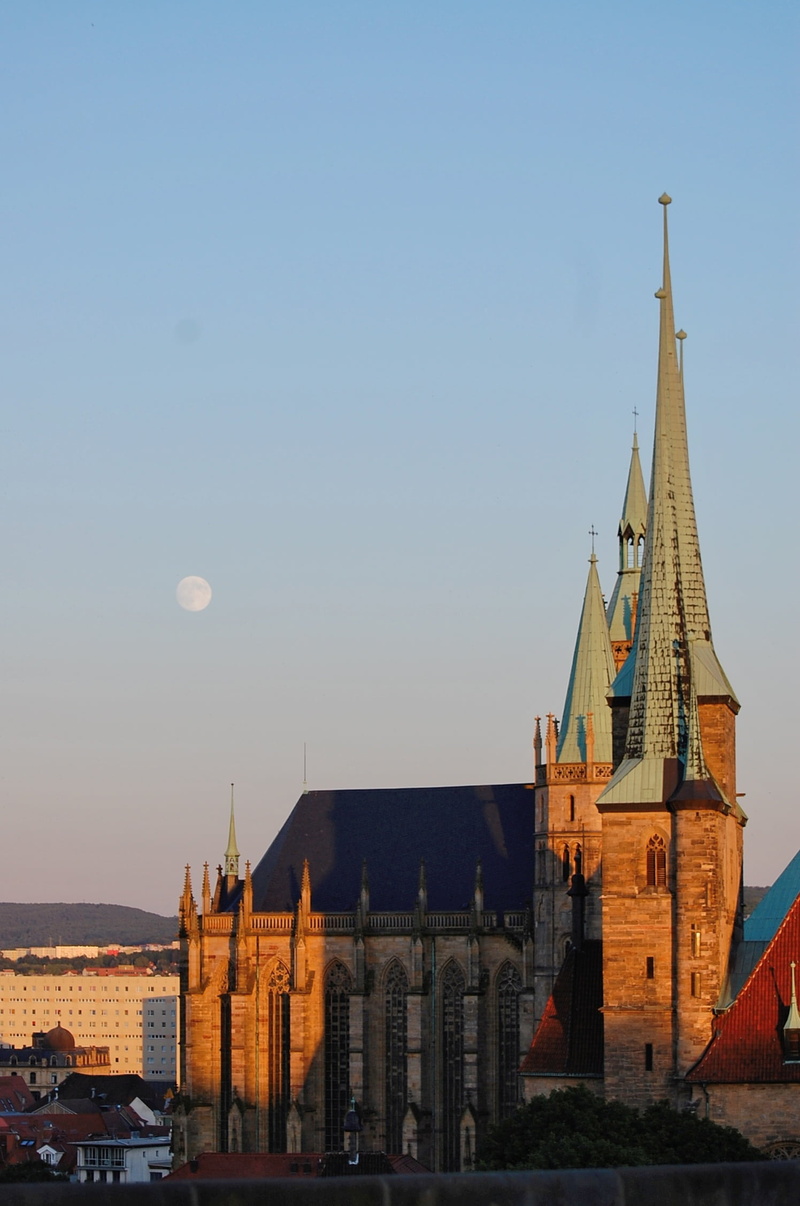 belief, spirituality, outdoors, copy space, building exterior, water, built structure, religion, city, place of worship, clear sky, dom, architecture, 1080P