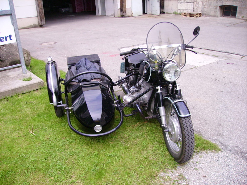 built structure, grass, sidecar, land vehicle, bmw, transportation, oldtimer, parking, wheel, city, no people, two wheeled vehicle, absence, sidecar motorcycle