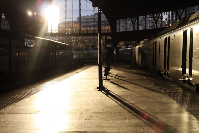 building exterior, spain, plataforma, platform, shadow, direction, day, built structure, public transportation, 4K, outdoors, city, railroad station, tren