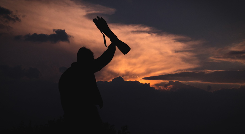 nature, one person, sombra, leisure activity, mountain peak, raised arm, contraluz, mountain range, nube, photo, man, standing, beauty in nature, backlighting