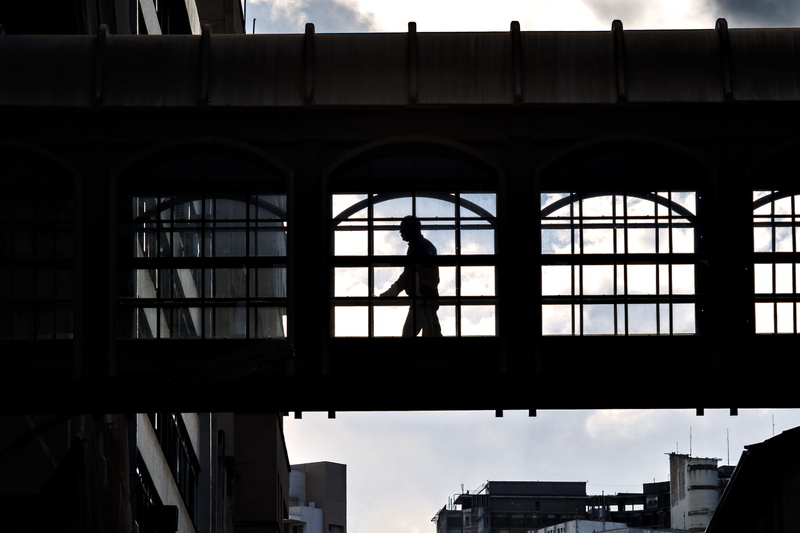 passarela, contraluz, day, architecture, city, indoors, shadows, no people, cities, sky, transparent, glass - material, walking, arch, sombras, window