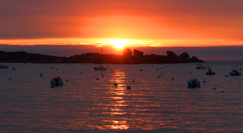 sky, tranquility, nature, horizon over water, sunlight, beauty in nature, trégastel, beach, 5K, coucher de soleil, scenics - nature, orange color, romantic sky