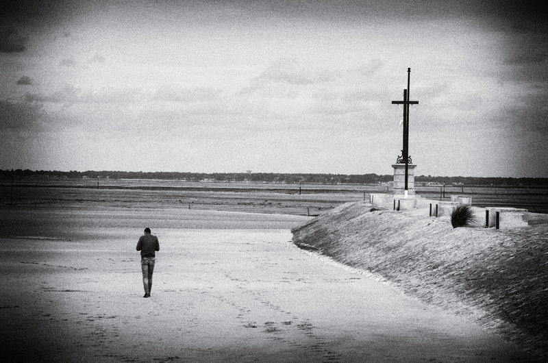 built structure, men, isolement, day, water, outdoors, cloud - sky, homme qui marche, one person, calme, sea, horizon, beauty in nature, leisure activity