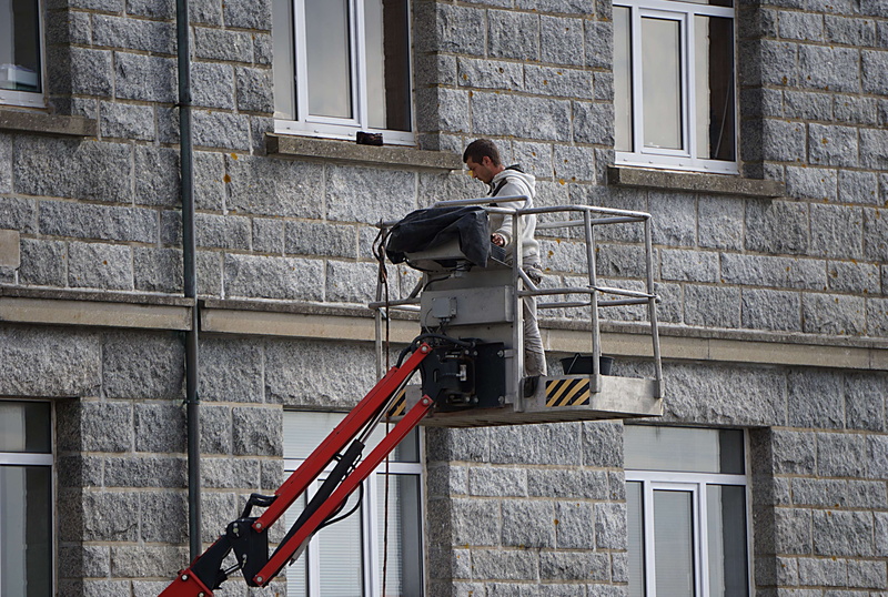 travail, businessman, personnage, adult, 4K, ladder, travaux, full length, day, low angle view, ouvrier, homme, males, one person, brick, outdoors, business person