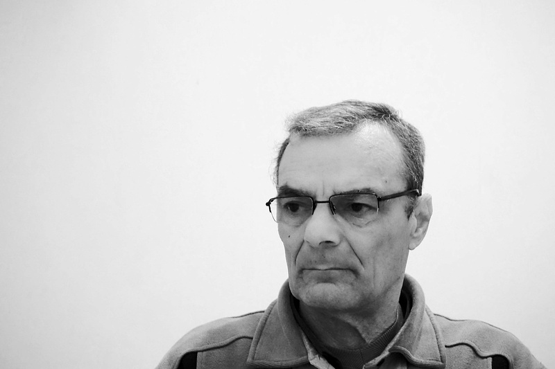 glasses, frowning, homme, men, adult, indoors, fatigue, headshot, males, one person, casual clothing, portrait, studio shot, 4K, contemplation, looking at camera