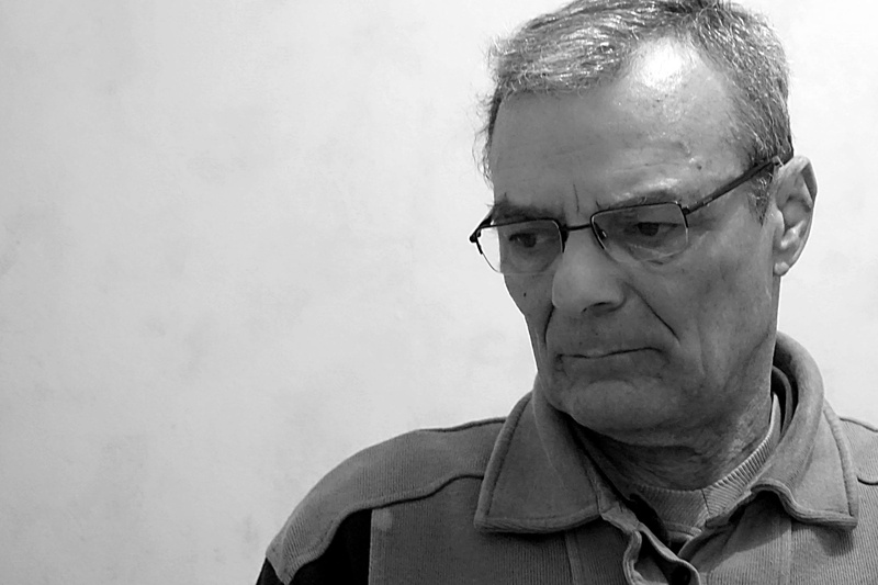 eyeglasses, homme, men, looking at camera, noir et blanc, contemplation, portrait, glasses, 4K, serious, males, copy space, front view, one person, headshot
