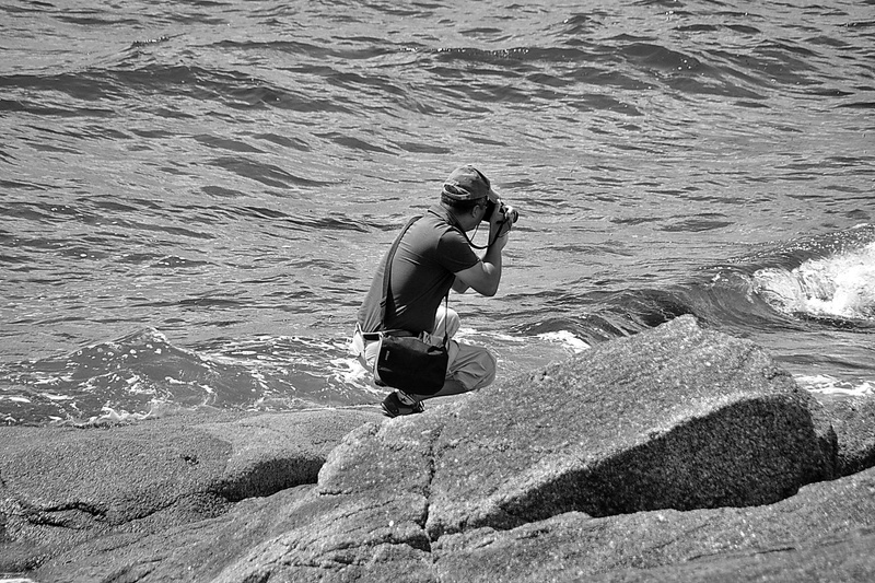 real people, men, digital camera, photography themes, nature, rock, camera - photographic equipment, photo, land, lifestyles, beach, one person, mer, noir et blanc