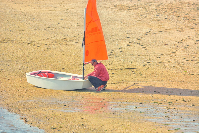 men, zibeline, water, sport, sand, rouge, dcharger, beach, voile, full length, mode of transportation, voilier, nautical vessel, day, fisherman, high angle view