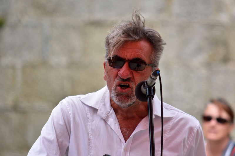 males, portrait, headshot, lifestyles, front view, real people, adult, day, concert, chanteur, focus on foreground, mature men, personnage, mature adult