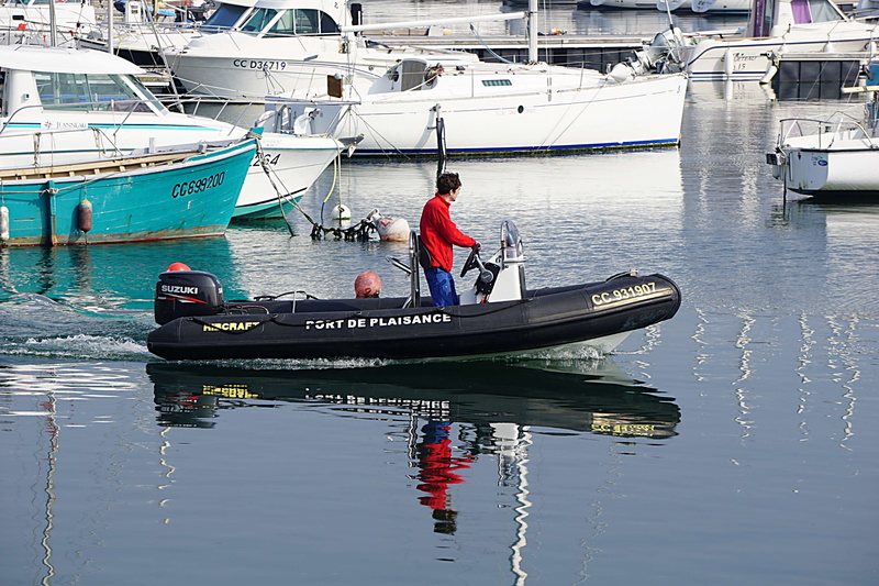 fishing industry, rear view, reflets, day, transportation, travel, one person, personnage, reflection, real people, water, men, moored, zodiaque, mode of transportation