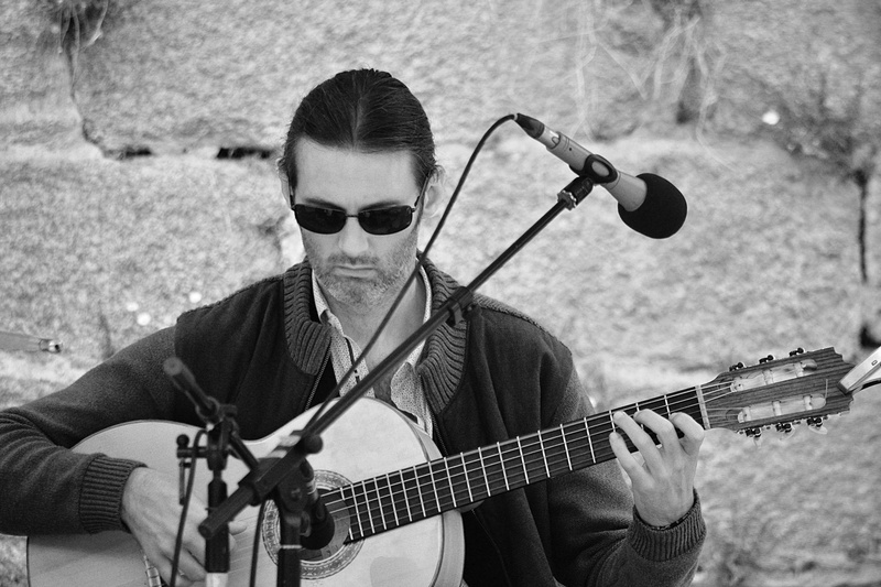 day, guitariste, front view, one person, musician, homme, guitare, real people, leisure activity, outdoors, concert, string instrument, music, sunglasses