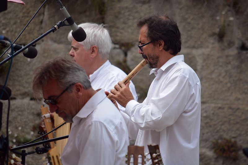 personnages, musique, mature adult, mature men, real people, males, senior adult, flute, hommes, 4K, glasses, people, men, artistes, senior men, concert