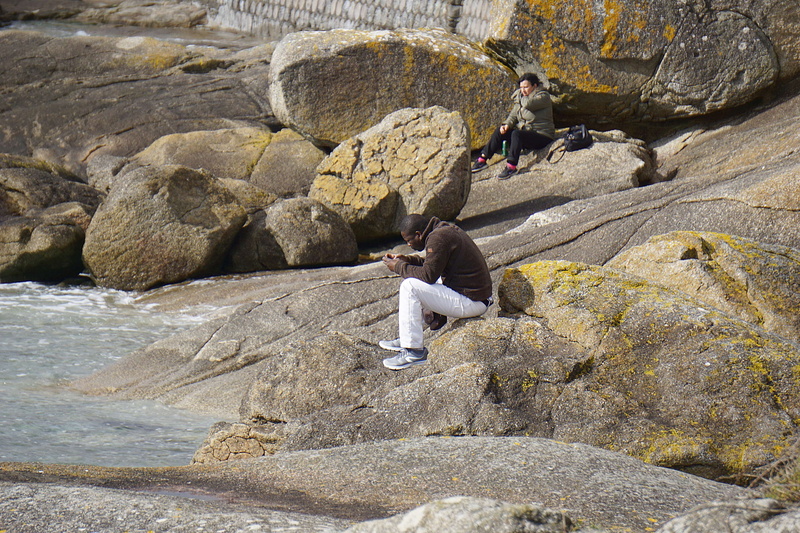 full length, adventure, real people, climbing, 4K, young adult, rochers, day, casual clothing, rock - object, rear view, solid, rock, leisure activity