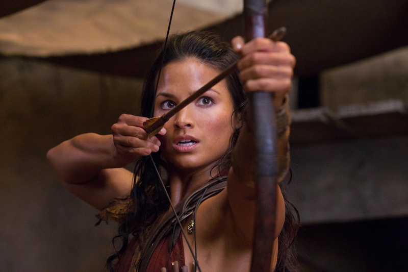 mujer, hair, holding, hunter, arena, hunting, portrait, hairstyle, aggression, one person, black hair, indoors, beautiful woman, focus on foreground, sangre