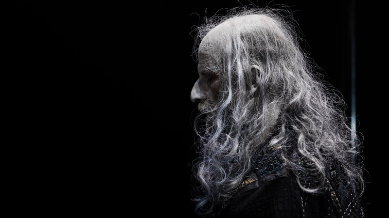 hombre, human hair, obscured face, studio shot, one person, hairstyle, human body part, close-up, dark, wavy hair, hair, indoors, pelo, largo, rear view