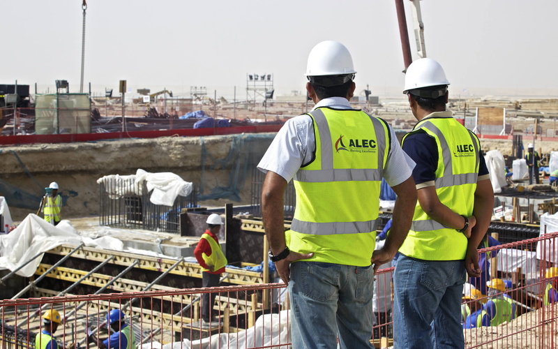 rear view, real people, protective workwear, uniform, entretenimientos, group of people, hombres, clothing, men, outdoors, security, cooperation, obras