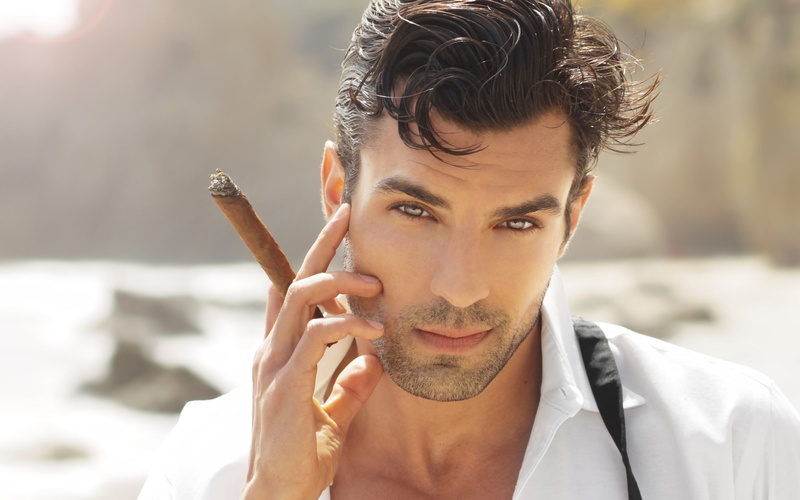 2K, front view, close-up, headshot, moreno, adult, beautiful people, looking at camera, portrait, fumando, facial hair, beard, hombre, outdoors, nature