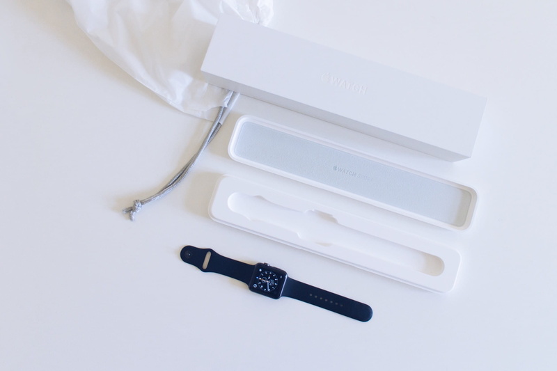 packaging, close-up, ios, black, hygiene, group of objects, muñeca, elegante, plastic, mano, no people, container, work tool, watch, metal, equipment, unboxing