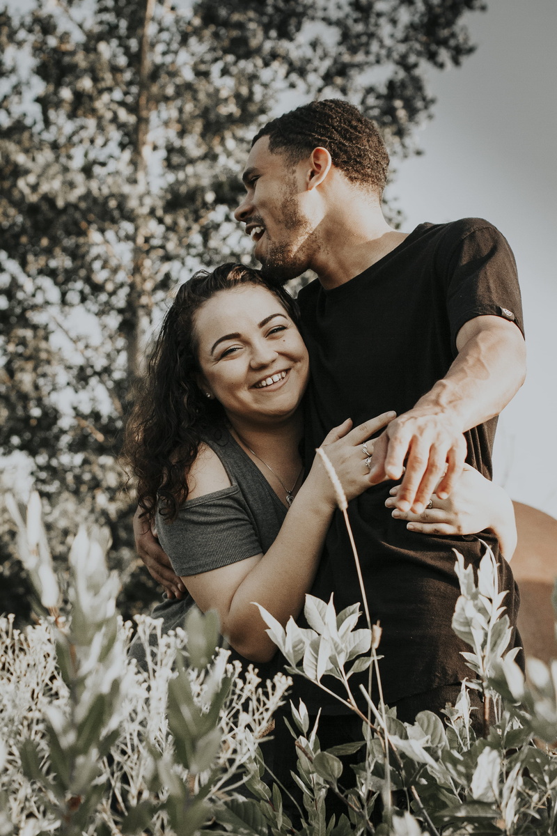 plant, bonding, mujer, field, young men, sonrisa, heterosexual couple, laugh, togetherness, happiness, women, leisure activity, hugging, young women, flower
