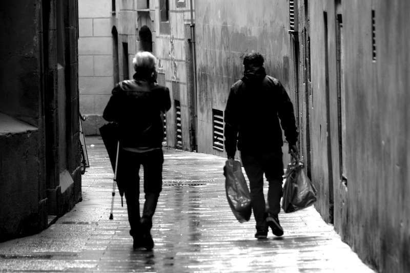 rear view, 4K, adult, men, street, group of people, black and white, ciudad, day, building, blanco y negro, bnw, lifestyles, wet floor, women, building exterior