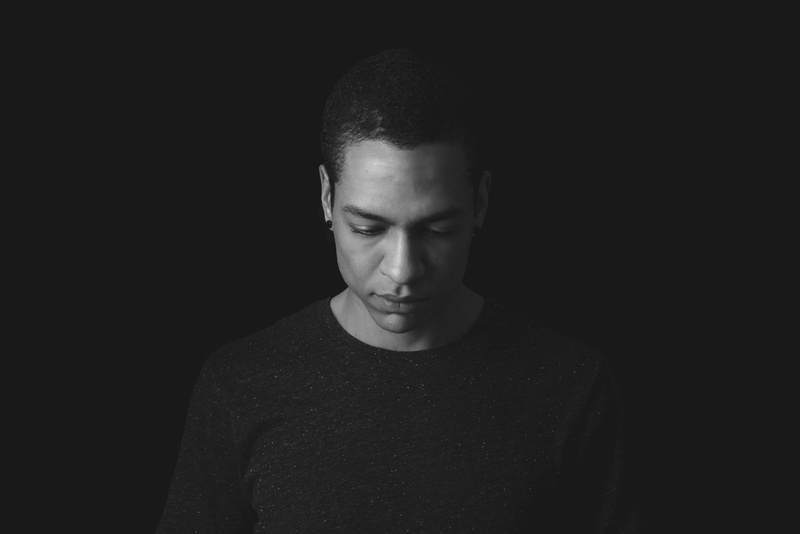 dj, negative emotion, joven, hombre, black background, looking down, one person, front view, looking at camera, young, young men, headshot, waist up, indoors